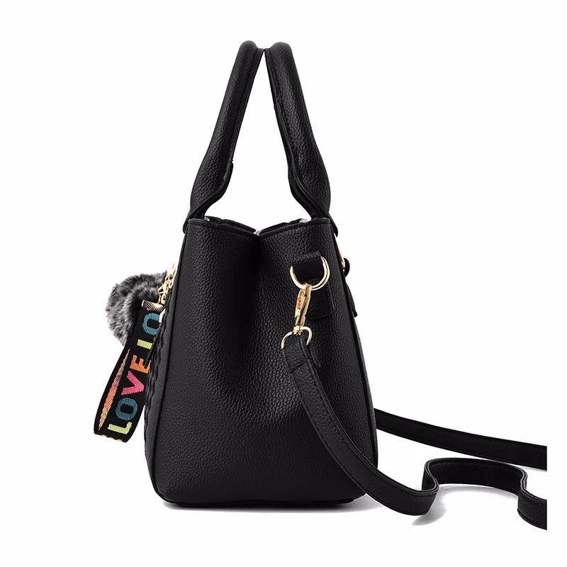 Bolsa de Couro Pompom Feminina