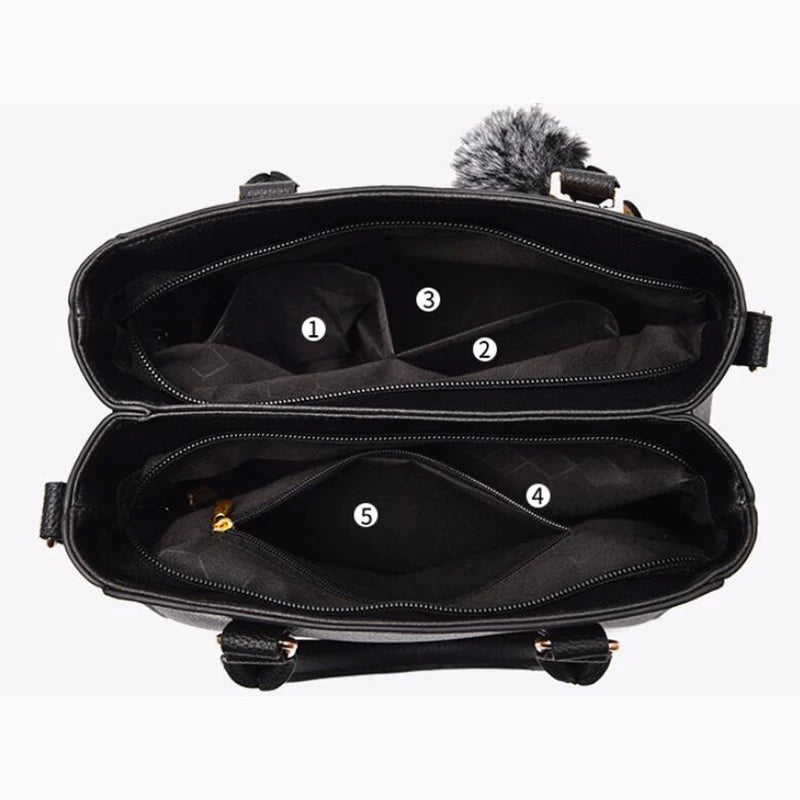 Bolsa de Couro Pompom Feminina